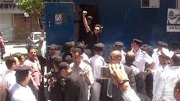 بالفيديو.. شاب يسخر من الفتيات عند الإنفصال بالفيديو.. شاب يسخر من الفتيات عند الإنفصال