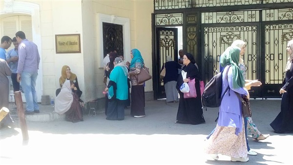 بالصور.. قدامى التربويين ينقلون وقفتهم إلى «التعليم»