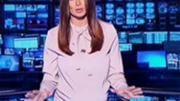 مذيعة «سكاي نيوز» تقدم النشرة وهي حامل مذيعة «سكاي نيوز» تقدم النشرة وهي حامل