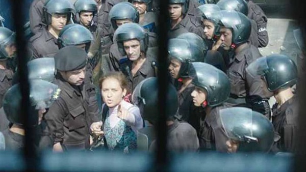 صناع عمل «اشتباك» يقيسون ردود أفعال جمهورهم بجولة حول السينمات