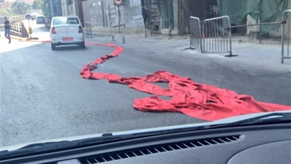 "أطول سجادة حمراء في العالم" ممزقة في شوارع بيروت "أطول سجادة حمراء في العالم" ممزقة في شوارع بيروت