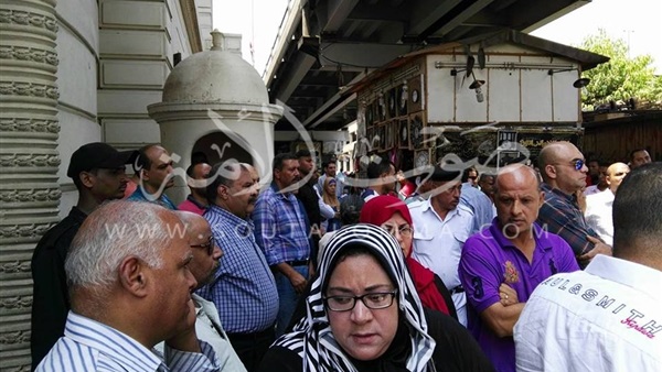 بالصور..عناصر الأمن يفضون وقفة موظفي مكتب بريد القاهرة