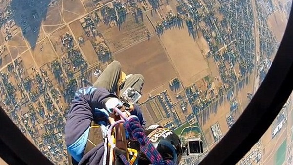 أمريكي ينفذ قفزة هي الأولى من نوعها بدون مظلة  أمريكي ينفذ قفزة هي الأولى من نوعها بدون مظلة