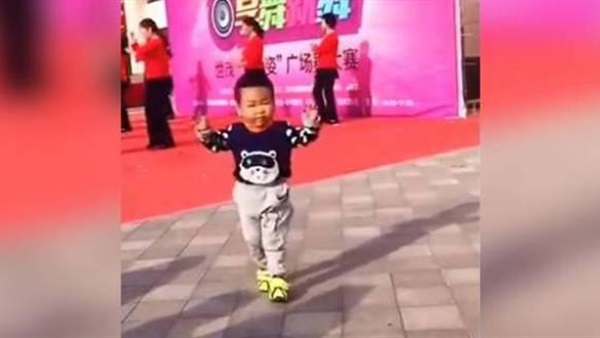 طفل يتفوق على فرقة فنية في «الرقص» بشكل مذهل
