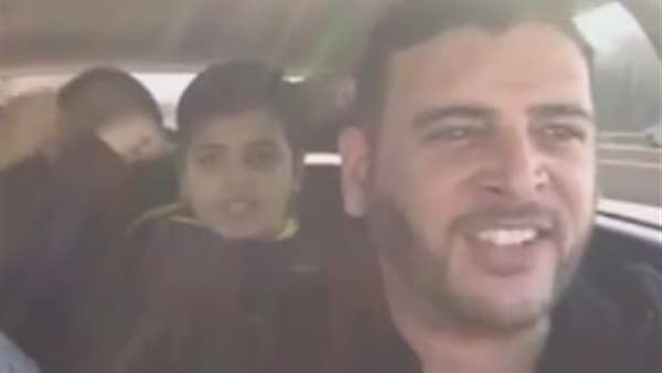 بالفيديو.. أسرة تثير جدل عبر الانترنت بسبب غناءهما بالفيديو.. أسرة تثير جدل عبر الانترنت بسبب غناءهما