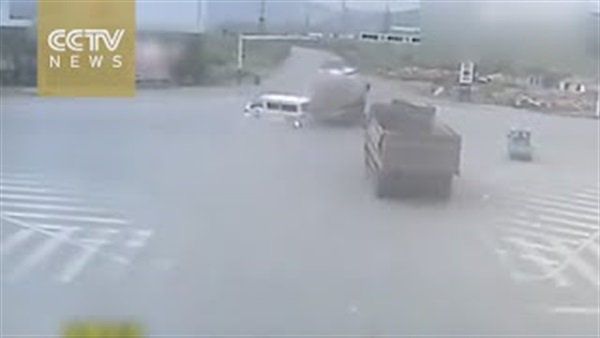 شاحنة تسحق سيارة إسعاف شاحنة تسحق سيارة إسعاف