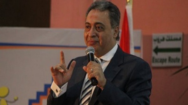 وزير الصحة يكرم الخبير المصرى العالمى لإجراء عمليات جراحية بالمجان بمستشفى الأقصر