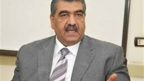 وزير قطاع الأعمال ومحافظ بورسعيد يشهدان تطوير رصيف تداول الحاويات 