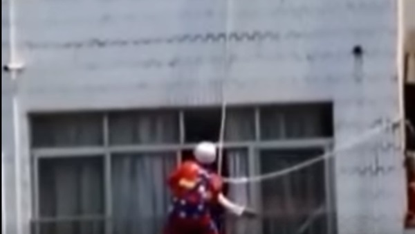 بالفيديو..لحظة انقاذ حامل حاولت الانتحار بالفيديو..لحظة انقاذ حامل حاولت الانتحار