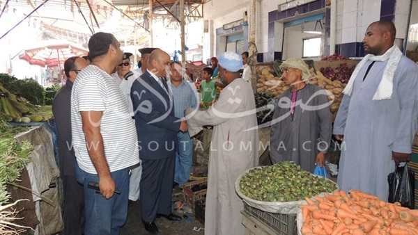 بالصور.. مدير أمن مطروح يتفقد سوق الخضروات لمتابعة الأسعار