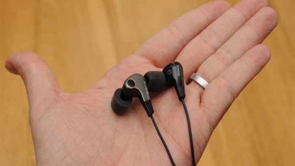 تحذير من استخدام السماعات لتأثيرها على طبلة الأذن