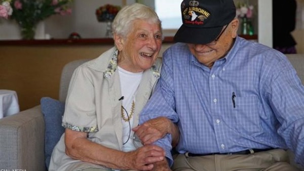 بعد 71 عاما.. محارب أمريكى يلتقى بمعشوقته الإنجليزية لأول مرة