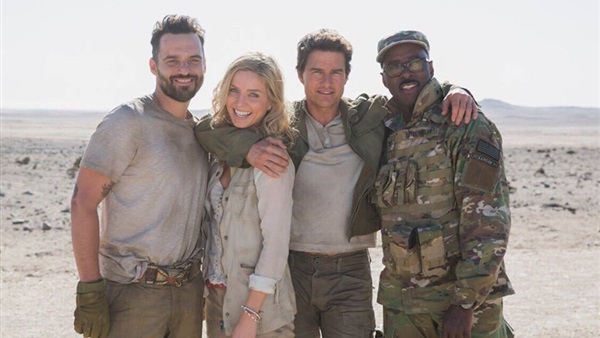 بالصور.. توم كروز داخل كواليس فيلمه «The Mummy»