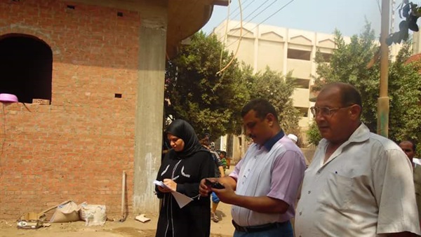 بالصور.. نائب مدينة قويسنا يتفقد المنزل المنهار بـ«ميت أبو شيخه»