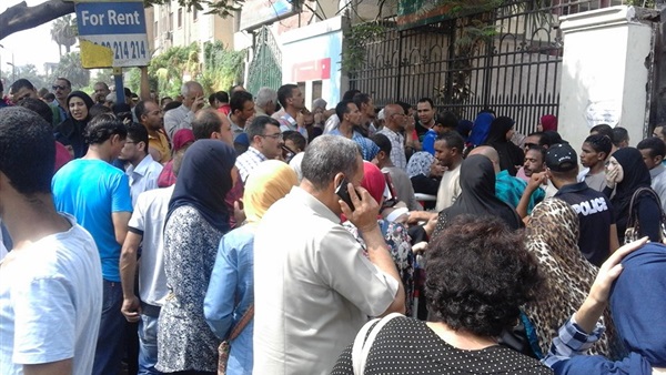 بالفيديو والصور.. تزاحم المتقدمين على اختبارات الشهر العقاري بالفيديو والصور.. تزاحم المتقدمين على اختبارات الشهر العقاري