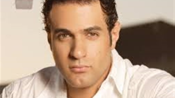 محمد نور يهنى ابنه بفيلم «الباب يفوت امل» محمد نور يهنى ابنه بفيلم «الباب يفوت امل»