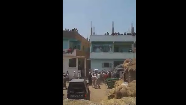 بالفيديو.. اشتباكات بين أهالى «الزهايرة» بالدقهلية وقوات الأمن 