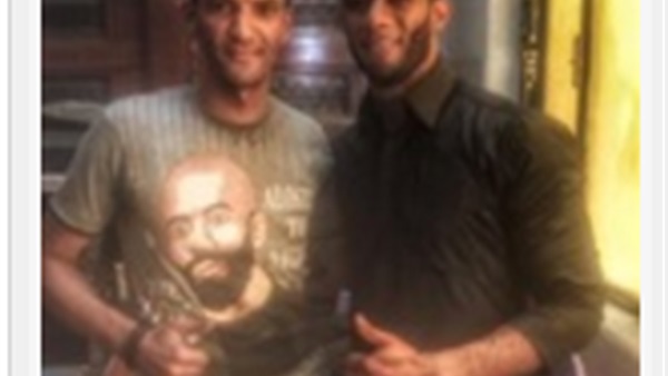بالصورة .. محمد رمضان يترك «اللوكيشن» لتصوير مع أحد معجبية بالصورة .. محمد رمضان يترك «اللوكيشن» لتصوير مع أحد معجبية