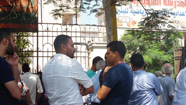 بالصور.. إقبال المواطنين من جميع المحافظات لأداء امتحان الشهر العقاري 