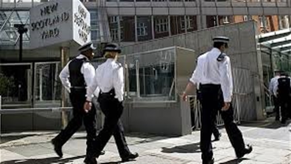 الشرطة البريطانية: 3 رجال وامرأتين المصابون في حادث الطعن