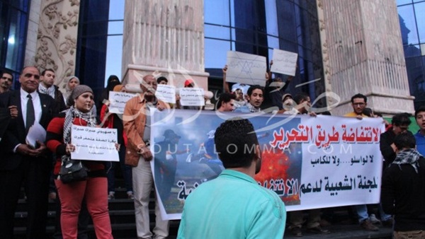 بالصور .. وقفة فى ذكرى وعد "بلفور" أمام نقابة الصحفيين وحرق علم إسرائيل بالصور .. وقفة فى ذكرى وعد "بلفور" أمام نقابة الصحفيين وحرق علم إسرائيل