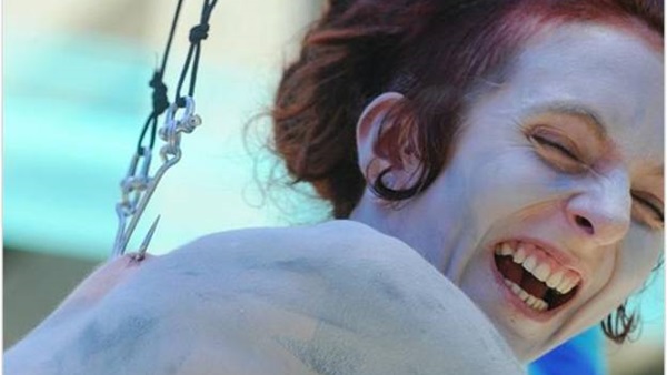 فتاة تعلق نفسها فى “سنارة” إعتراضاً على صيد الأسماك