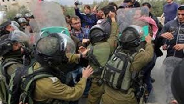 قوات الاحتلال تقمع مسيرة كفر قدوم قوات الاحتلال تقمع مسيرة كفر قدوم