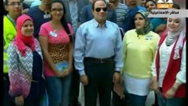 بالفيديو.. «السيسي» يلتقط صور تذكارية مع مهندسي قناة السويس بالفيديو.. «السيسي» يلتقط صور تذكارية مع مهندسي قناة السويس