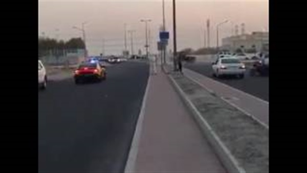 بالفيديو.. كيس يتسبب فى انقلاب سيارة بالكويت