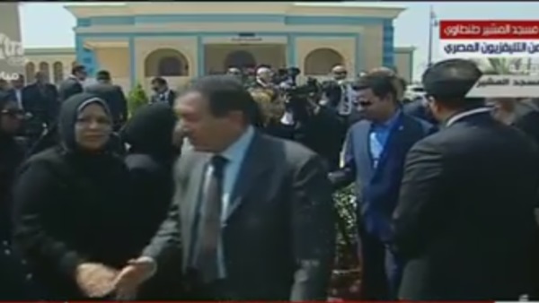 محلب ووزير الدفاع يصلان إلى جنازة أحمد زويل محلب ووزير الدفاع يصلان إلى جنازة أحمد زويل