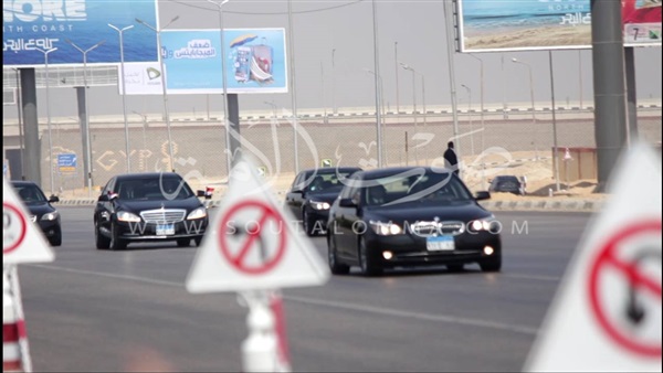 بالصور.. لحضة مغادرة موكب السيسى محيط مسجد المشير طنطاوى 