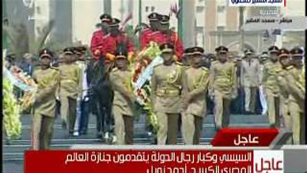 بالفيديو.. لحظة إقامة صلاة الجنازة على أحمد زويل بالفيديو.. لحظة إقامة صلاة الجنازة على أحمد زويل