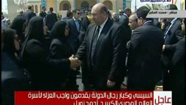 بالفيديو.. حلمي النمنم يقدم العزاء لأسرة «زويل» بالفيديو.. حلمي النمنم يقدم العزاء لأسرة «زويل»
