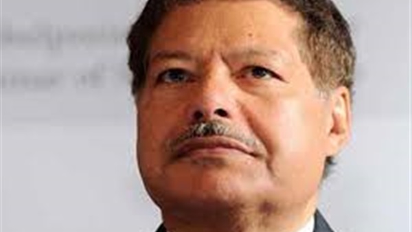 المئات يودعون أحمد زويل قبل دفنه بـ6 أكتوبر المئات يودعون أحمد زويل قبل دفنه بـ6 أكتوبر