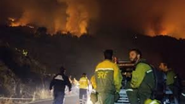 إسبانيا تواصل حملتها لإجلاء 500 ساكن إضافي جراء حريق غابات لابالما