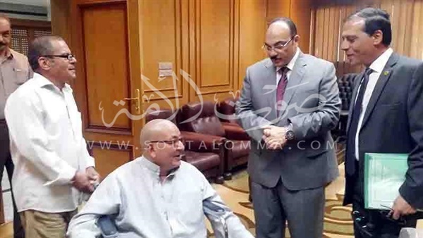 محافظ القليوبية يهدى ذوي الإحتياجات الخاصة كرسي كهربائي متحرك