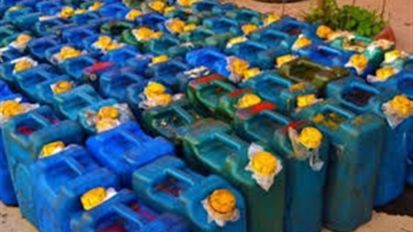 «تموين البحيرة» تضبط 100 لتر بنزين قبل بيع في السوق السوداء «تموين البحيرة» تضبط 100 لتر بنزين قبل بيع في السوق السوداء