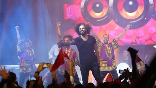 بالصور..«جابرا فان» تجمع الأطفال حول الجرينى