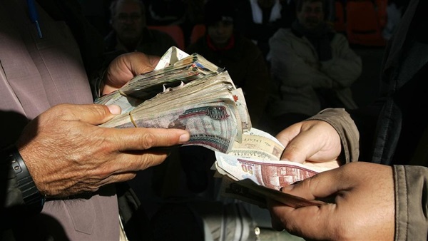 النيابة تحقق مع 3 من مأموري الضرائب و"خزام" بتهمة الرشوة النيابة تحقق مع 3 من مأموري الضرائب و"خزام" بتهمة الرشوة