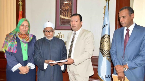 بالصور..تسليم 3 عقود مشروعات تنموية لجمعيات بالأقصر بالصور..تسليم 3 عقود مشروعات تنموية لجمعيات بالأقصر