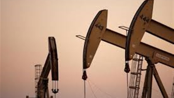 النفط يهبط جراء مخاوف تخمة المعروض