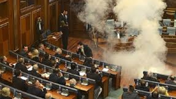 نائب كوسوفي يطلق الغاز المسيل لتعطيل عمل البرلمان