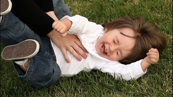 لماذا تكون بعض أجزاء جسمك حساسة للدغدغة أكثر من غيرها