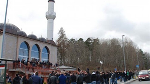 أفراد من الجالية الإسلامية في التشيك ينظمون تظاهرة للتنديد بالإرهاب