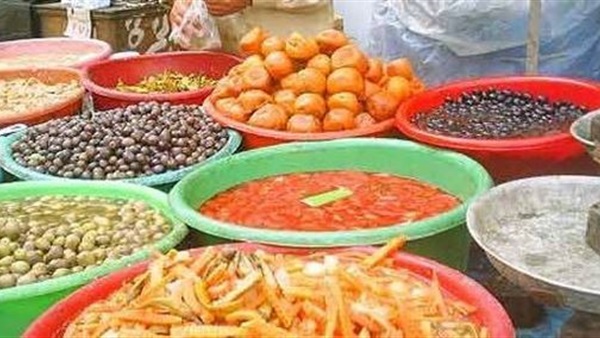 تموين بورسعيد يضبط 2 طن من المخللات الفاسدة تموين بورسعيد يضبط 2 طن من المخللات الفاسدة