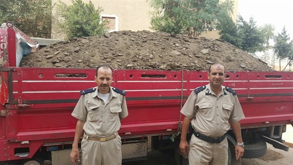 مصادرة سيارة نقل محملة بالطوب الأبيض بالقليوبية