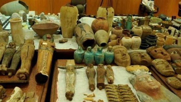 جمارك دمياط تحبط محاولتي تهريب مخطوطات وقطع آثرية