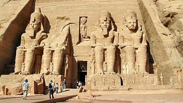 700 سائح اجمالى عدد زوار معبد أبو سمبل بأسوان اليوم
