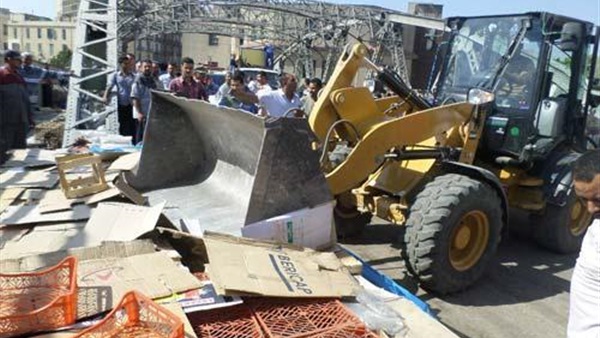 حملة لإزالة الإشغالات وضبط الخارجين عن القانون بأسوان والغربية والدقهلية