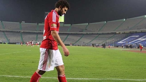 «غالي» يشتبك مع «عمرو جمال» بين شوطي مباراة الأهلي وزيسكو «غالي» يشتبك مع «عمرو جمال» بين شوطي مباراة الأهلي وزيسكو
